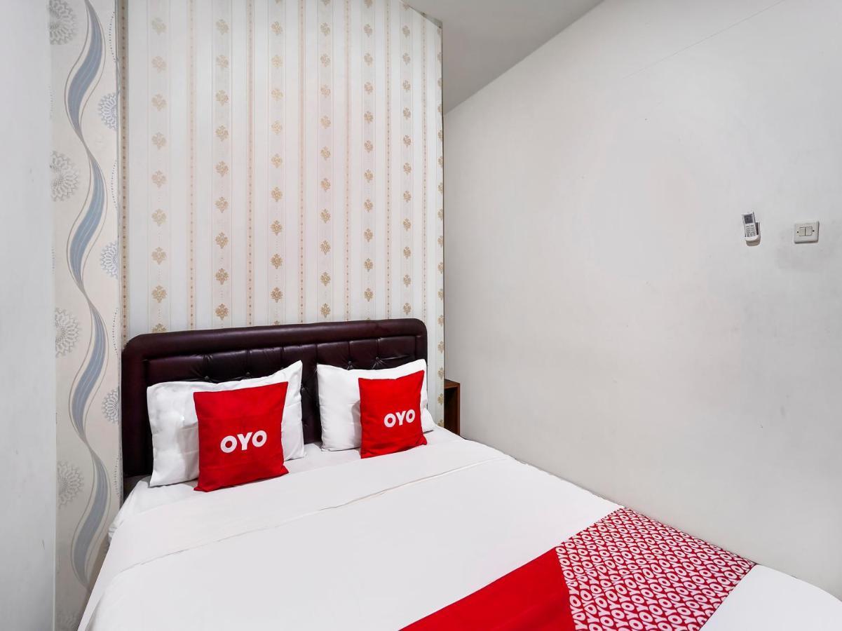 Oyo 91049 D'Lima Guest House Sub Surabaya Exteriör bild