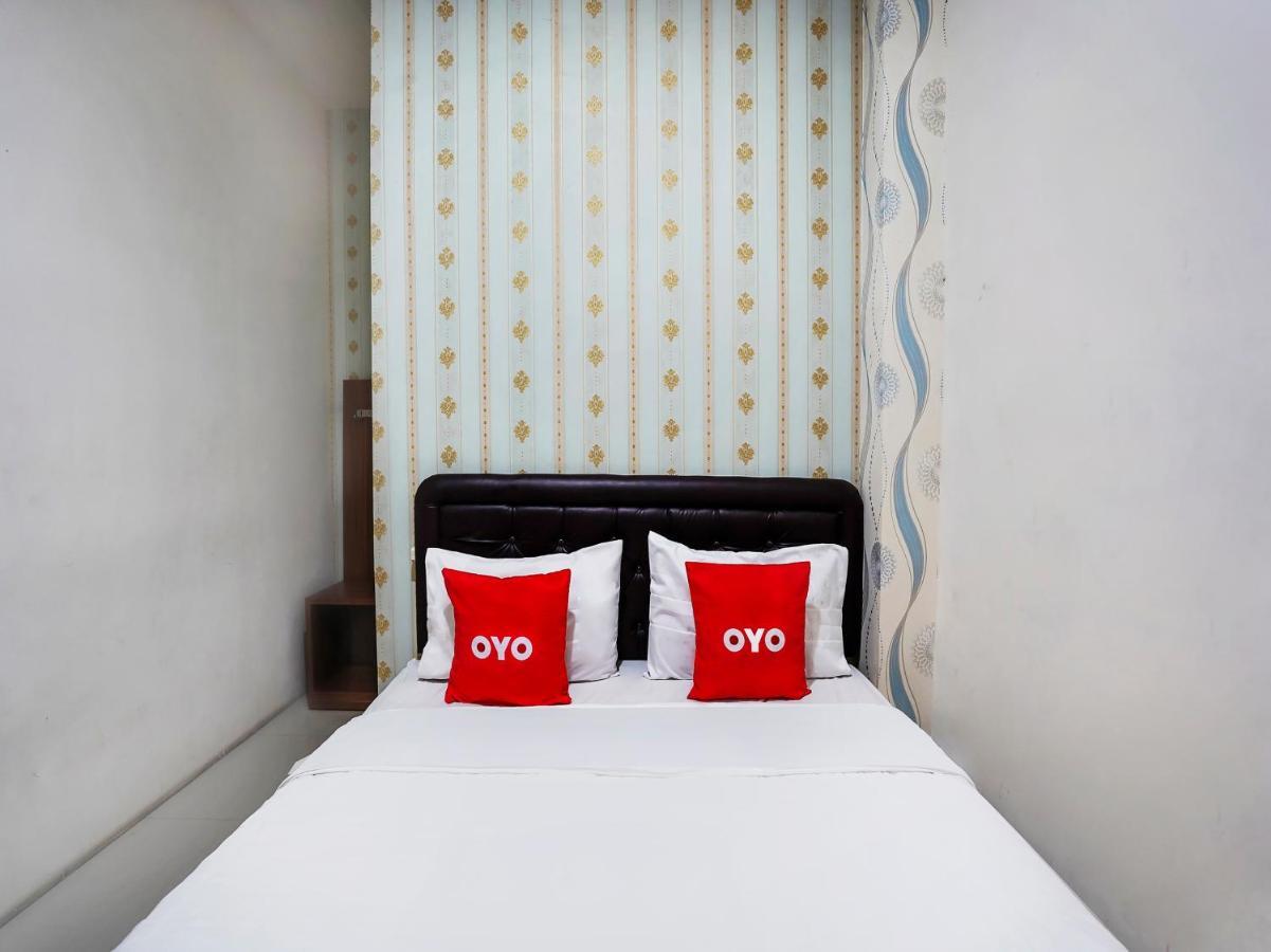 Oyo 91049 D'Lima Guest House Sub Surabaya Exteriör bild