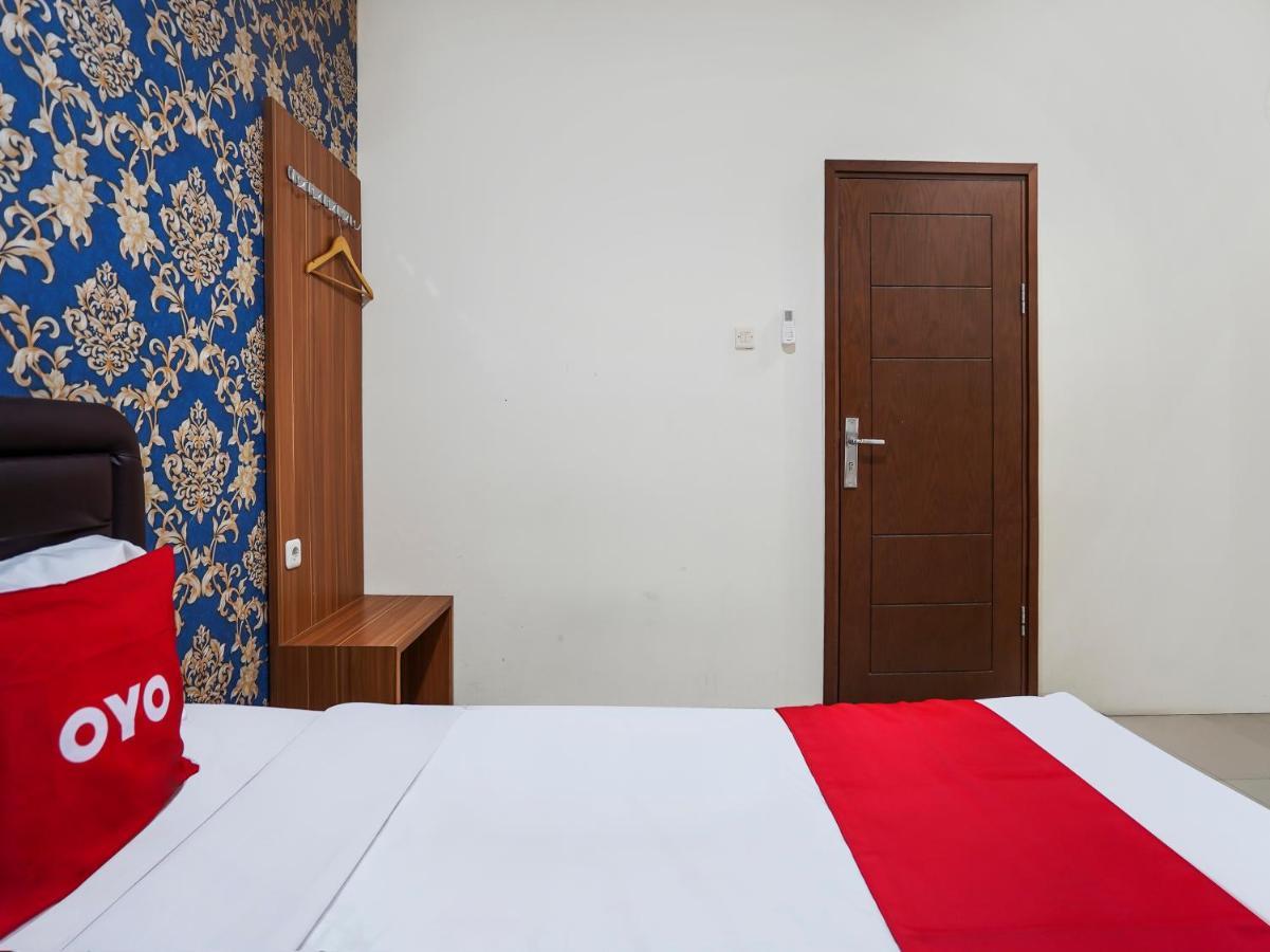 Oyo 91049 D'Lima Guest House Sub Surabaya Exteriör bild