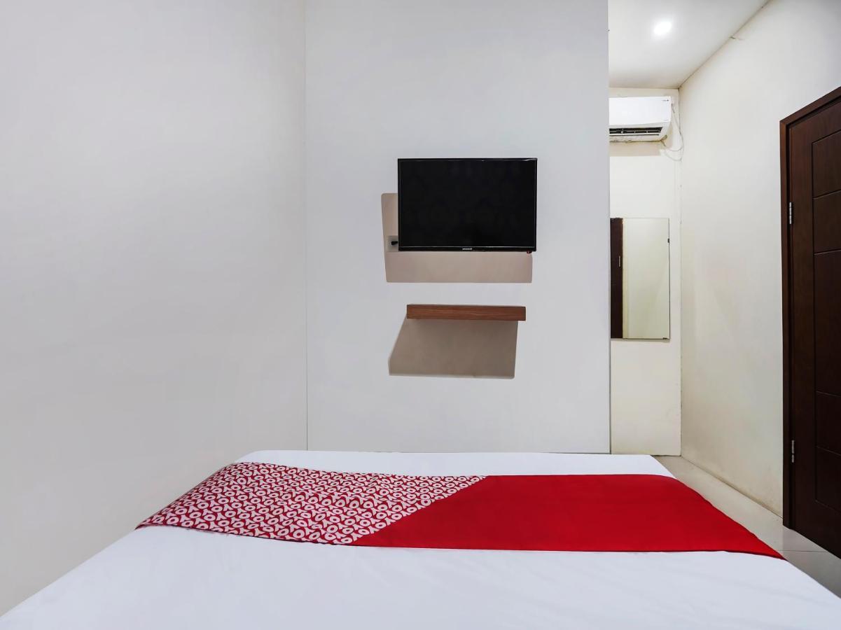 Oyo 91049 D'Lima Guest House Sub Surabaya Exteriör bild