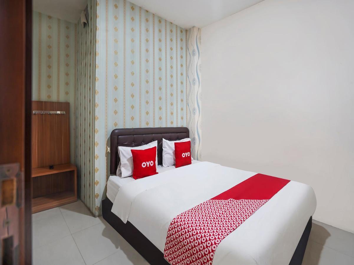 Oyo 91049 D'Lima Guest House Sub Surabaya Exteriör bild