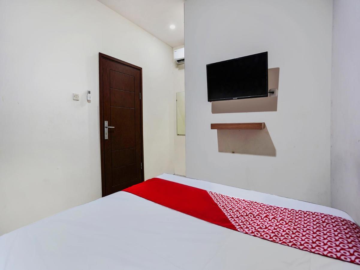 Oyo 91049 D'Lima Guest House Sub Surabaya Exteriör bild