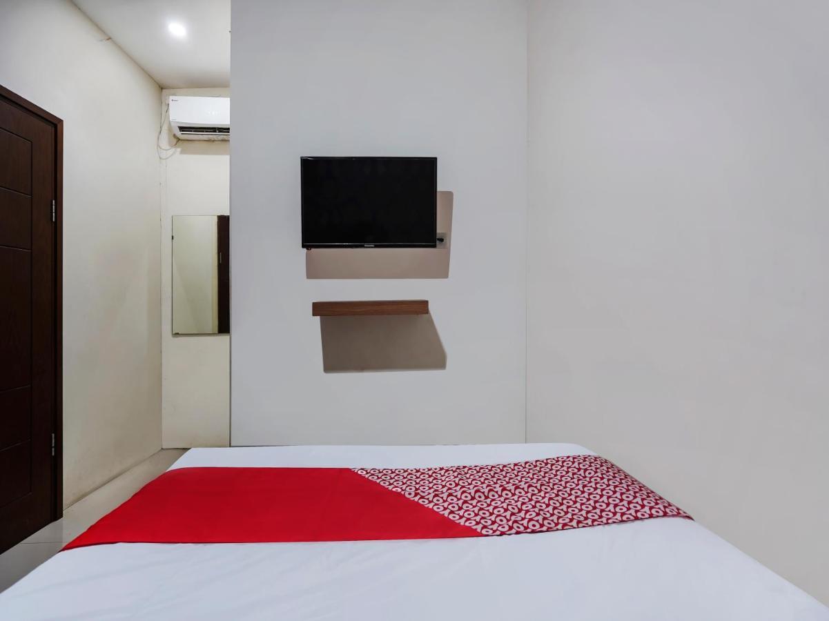 Oyo 91049 D'Lima Guest House Sub Surabaya Exteriör bild